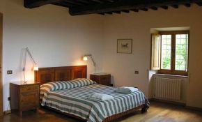Photo of a bedroom in a property for sale in Umbria | italyrealproperty.com